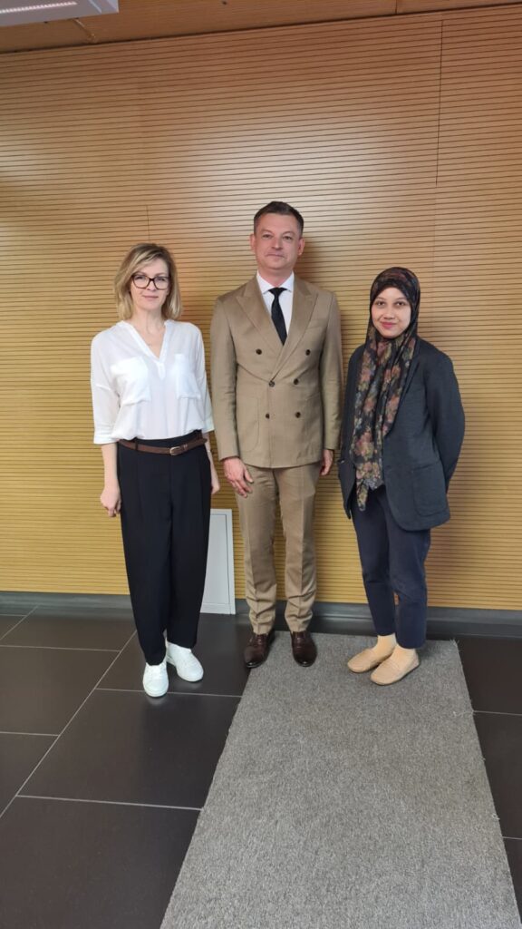 dr Sylwia kruk, prof. UEK dr hab. Marcin Jędrzejczyk oraz Chanifah Indah Ratnasari